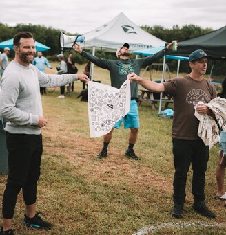 Bei einem Event von Human Powered Movement in den USA stehen bedruckte Ecotent Faltpavillons in verschiedenen Farben (grün, weiß, schwarz) in der Größe 3 x 3 Meter.